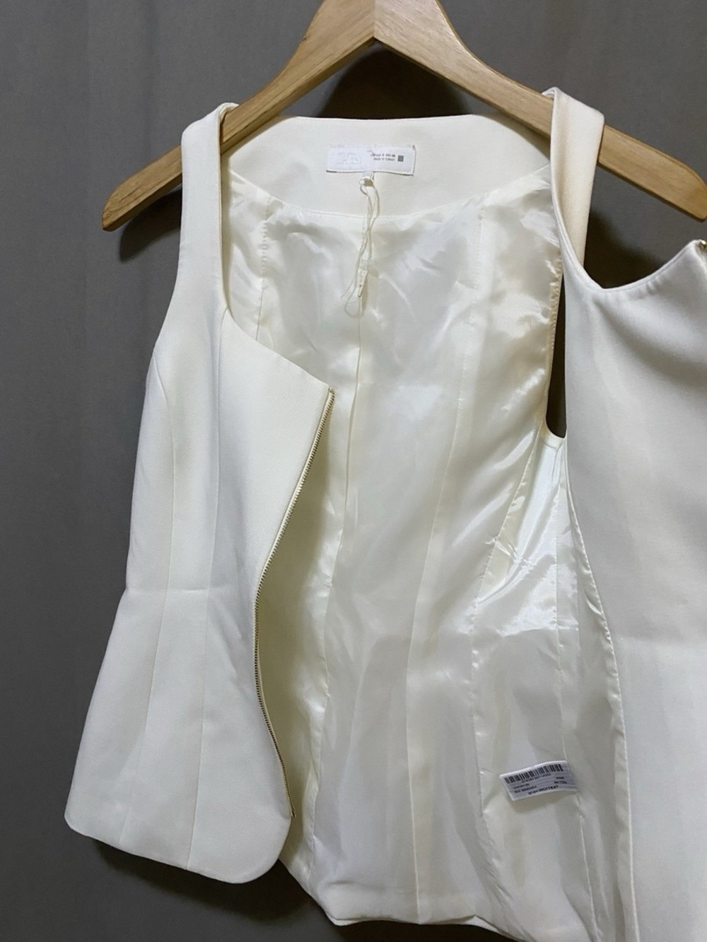 Zara Cream Zip-Front Sleeveless Peplum Top - Picture 7 of 9